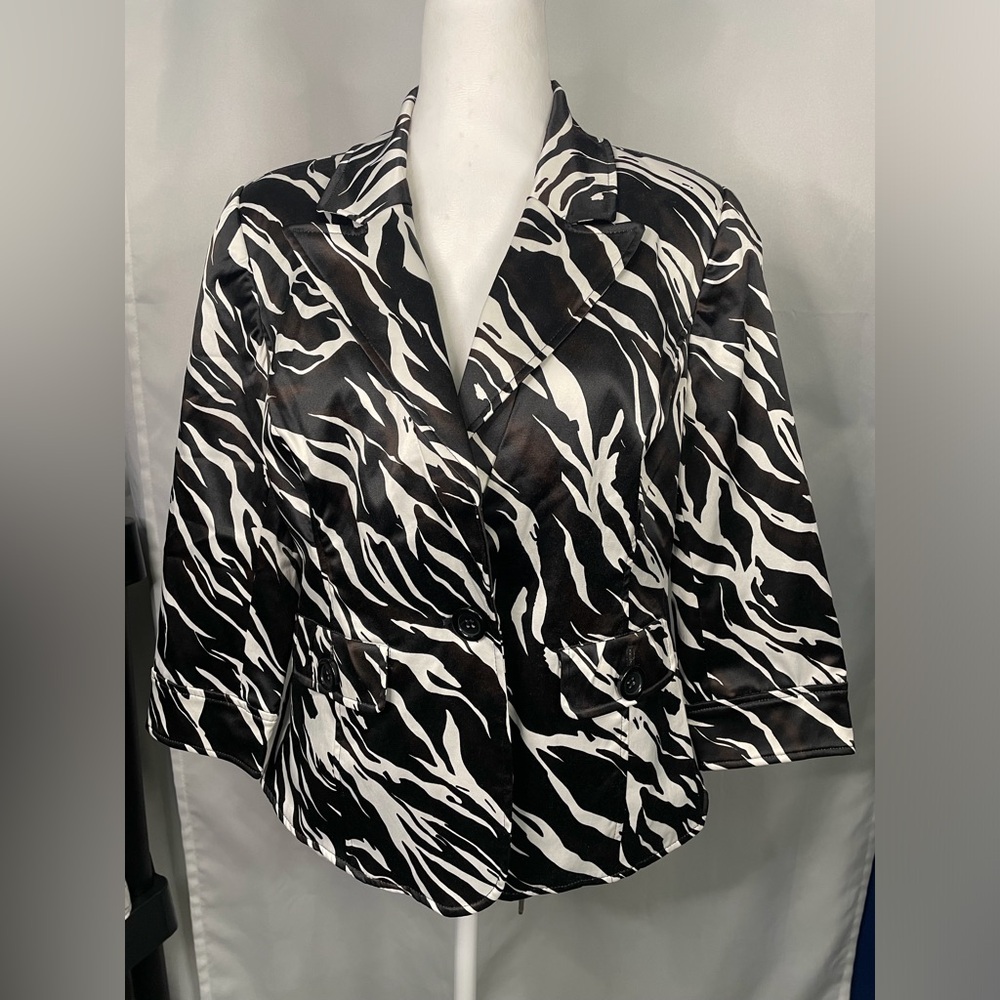 Katherine‎ New York women’s Black and White Abstract animal print Blazer
